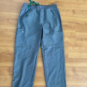 Figs scrub bottoms! Grey & in great shape. Size Medium.